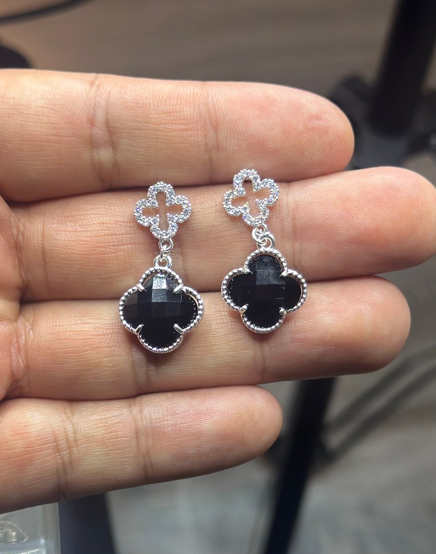 Aros colgante trébol negro